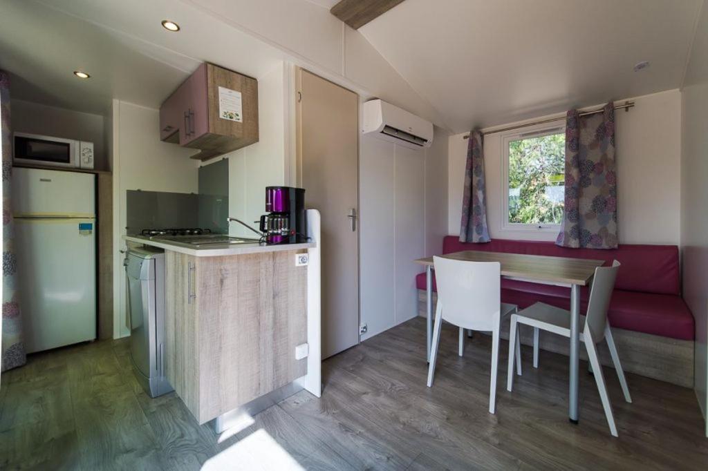 Camping Les Hautes Prairies Lourmarin Exterior photo