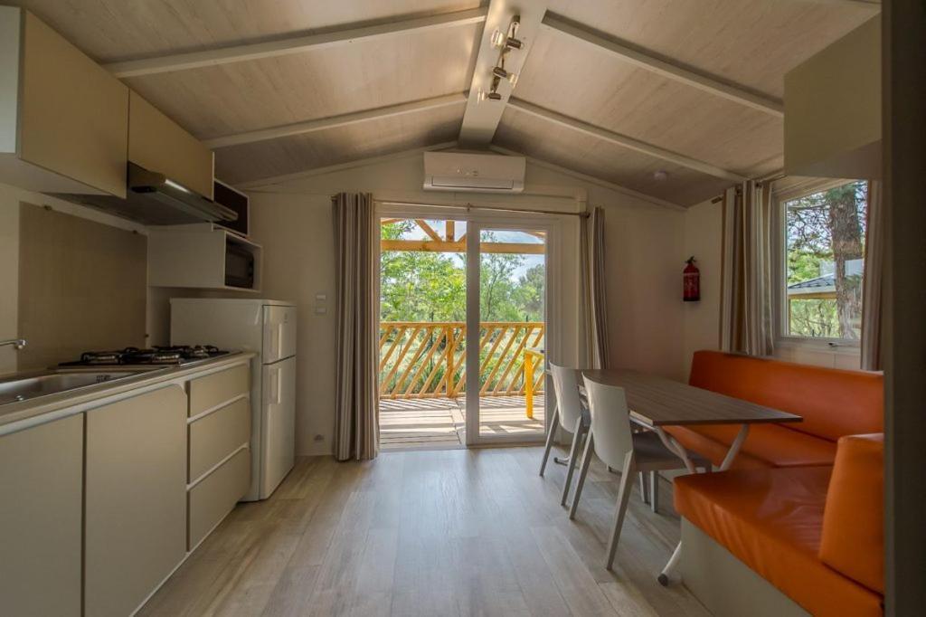 Camping Les Hautes Prairies Lourmarin Exterior photo